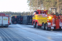 Vält lastbil och bärgningsfordon