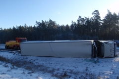 Lastbil som vält vid vägen under vintertid