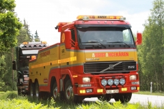 Rött bärgningsfordon vid vägkanten