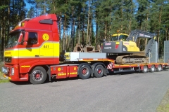 Transport av volvo bandgrävare