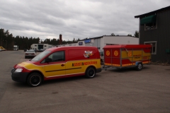 Rött bärgningsfordon med släpvagn