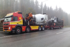 Bärgning av två tunga industrifordon